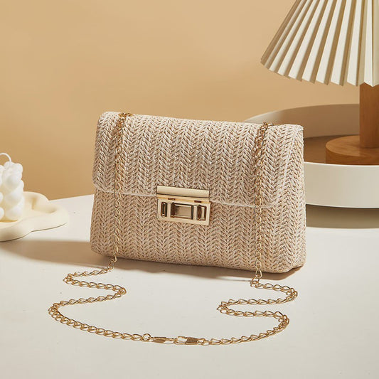Stijlvolle Strooien Crossbody Tas met Gouden Kettingband - Perfect voor Dag en Avond