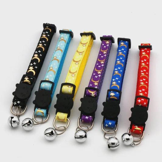 Verstelbare Kattenhalsband met Bel en Sterren/Maan Print - Veilig & Stijlvol