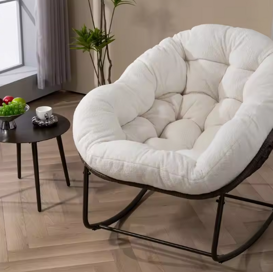 Rotan Schommelstoel met Kussen – Outdoor Fauteuil met Stalen Frame & Witte Bekleding