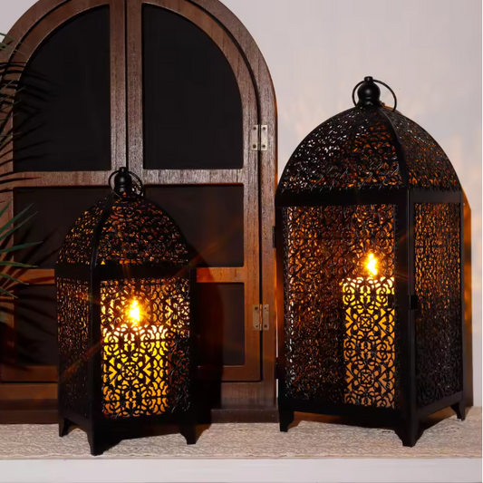 Set van 2 Vintage Metalen Kaarslantaarns – Zwarte Decoratieve Hanglantaarns