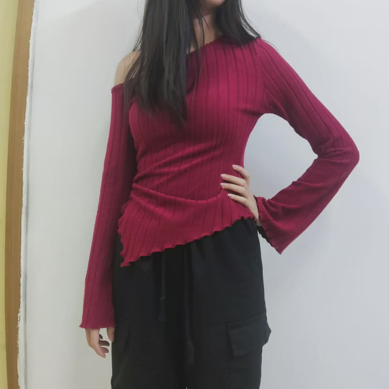 Dames Off-Shoulder T-shirt met Trompetmouwen en Asymmetrische Pasvorm