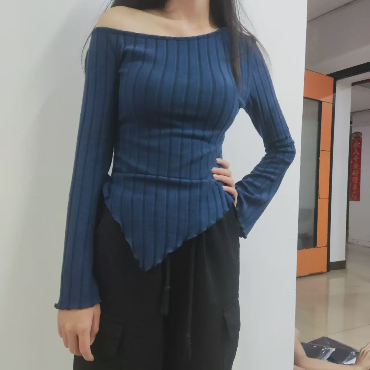 Dames Off-Shoulder T-shirt met Trompetmouwen en Asymmetrische Pasvorm