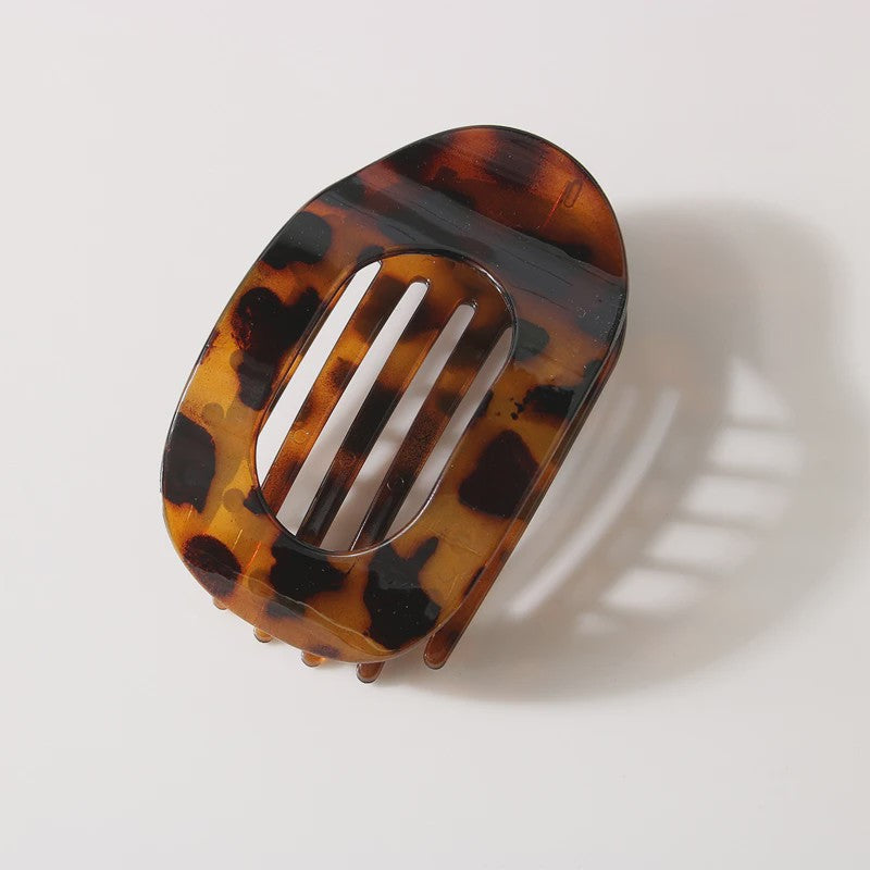 Chique Ovalen Haarklem met Luipaardprint - Stijlvolle Acryl Haarclip voor Dames