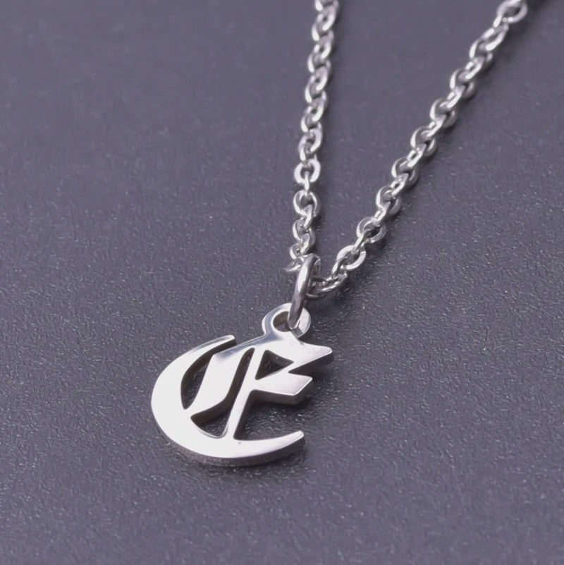 RVS Initiaal Ketting met Oude Engelse Letterhanger - 26 Letters, Perfect voor Hem, Haar of als Koppelkado