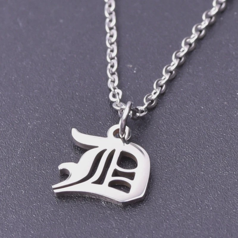RVS Initiaal Ketting met Oude Engelse Letterhanger - 26 Letters, Perfect voor Hem, Haar of als Koppelkado