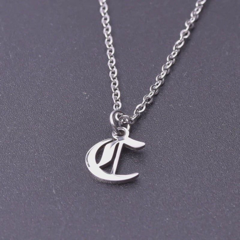 RVS Initiaal Ketting met Oude Engelse Letterhanger - 26 Letters, Perfect voor Hem, Haar of als Koppelkado