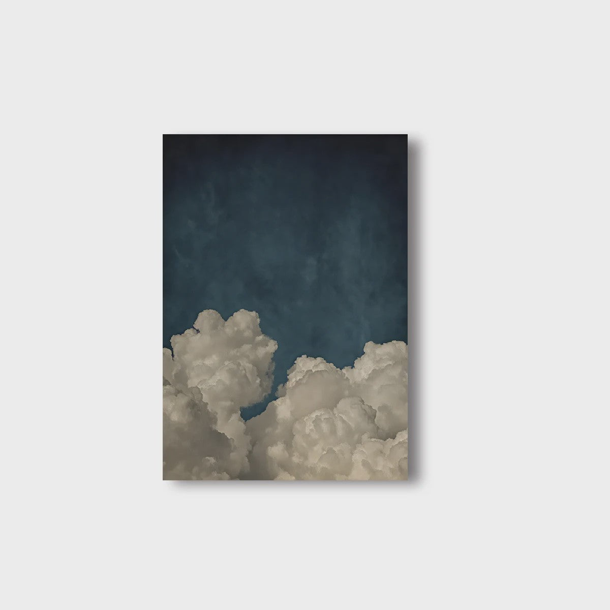 Abstracte Blauwe Wolken Poster - Minimalistische Canvas Muurkunst voor Moderne Woonkamer