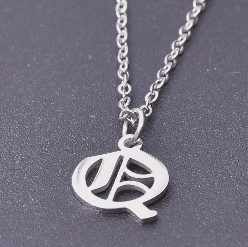 RVS Initiaal Ketting met Oude Engelse Letterhanger - 26 Letters, Perfect voor Hem, Haar of als Koppelkado