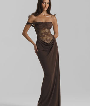 Chique Bruine Maxi Jurk met Kant en Off-Shoulder Design - Sexy Avondjurk