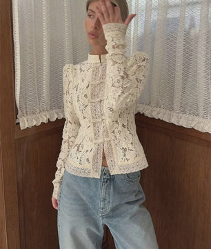 Elegante Witte Kant Blouse met Lange Mouwen en Uitgesneden Details - Dames