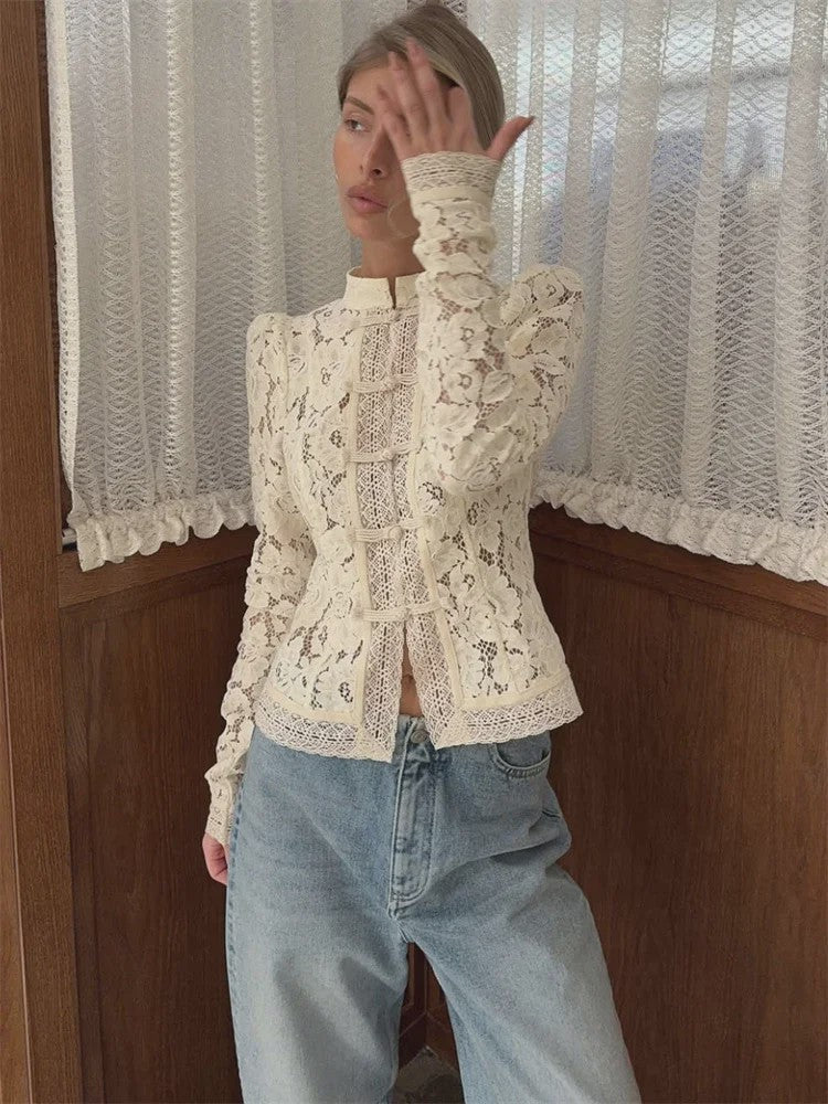 Elegante Witte Kant Blouse met Lange Mouwen en Uitgesneden Details - Dames