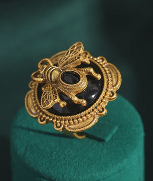 Vintage Goudkleurige Ring met Bij en Zwarte Steen - Romantisch Juweel