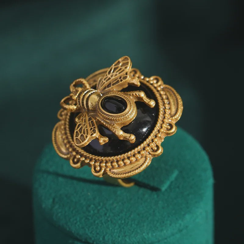 Vintage Goudkleurige Ring met Bij en Zwarte Steen - Romantisch Juweel