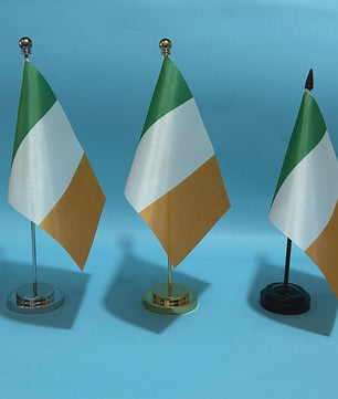 Ierse Bureauvlag 14x21cm - Polyester Vlag van Ierland voor Bureau Decoratie