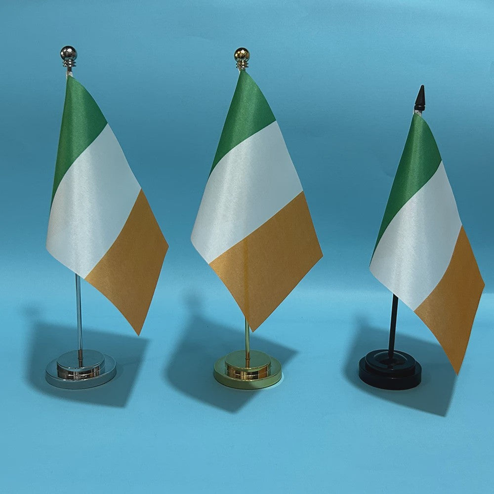 Ierse Bureauvlag 14x21cm - Polyester Vlag van Ierland voor Bureau Decoratie