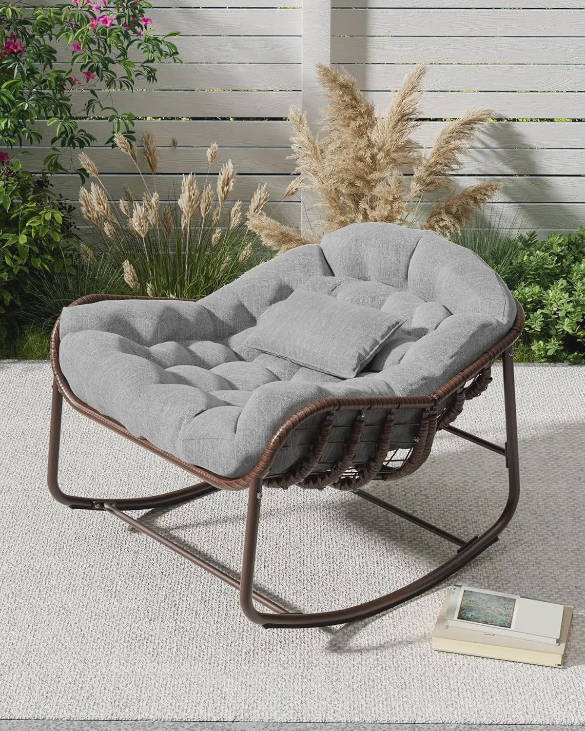 Oversized Rotan Wipstoel met Dik Kussen - Moderne Wicker Lounge Stoel voor Binnen & Buiten