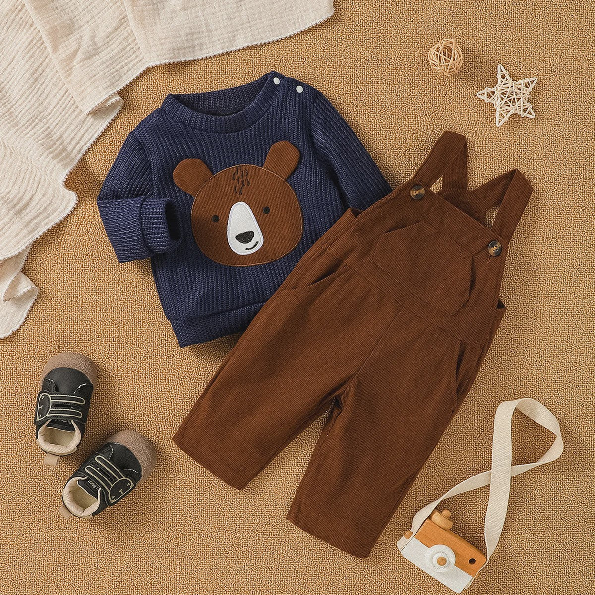 Schattige Baby Jongens Set: Sweater met Beerprint & Corduroy Overalls