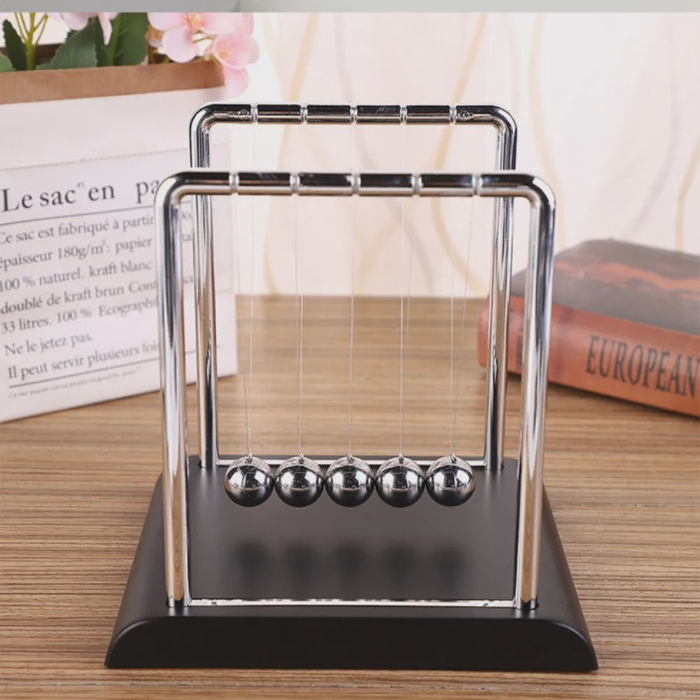 Newton's Cradle: Wetenschappelijk Pendel Speelgoed voor Bureau & Stressverlichting
