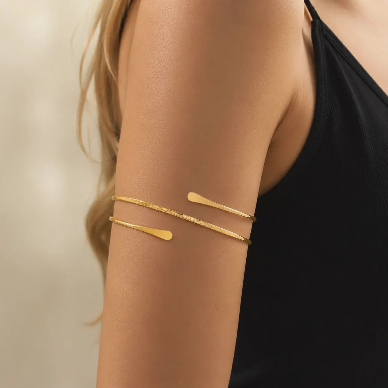 Minimalistische Goudkleurige Bovenarm Armband - Verstelbaar & Statement Juweel voor Dames