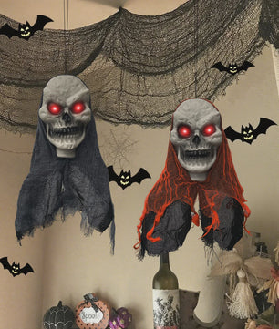 Set van 2 Angstaanjagende Halloween Hangende Schedels met LED Ogen