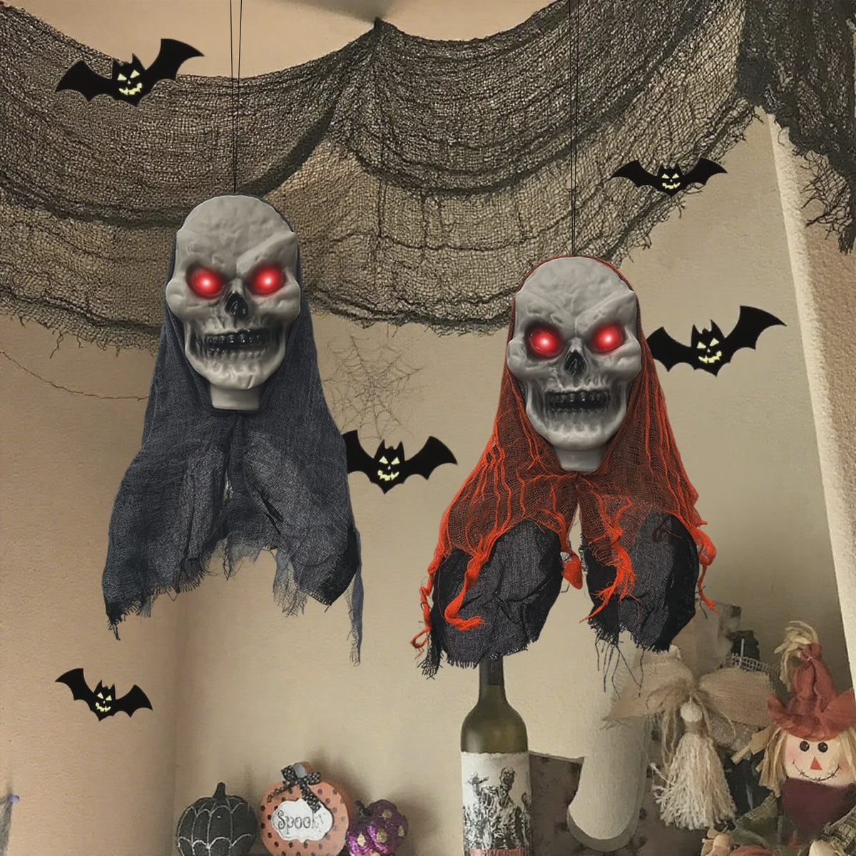 Set van 2 Angstaanjagende Halloween Hangende Schedels met LED Ogen