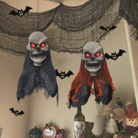Set van 2 Angstaanjagende Halloween Hangende Schedels met LED Ogen