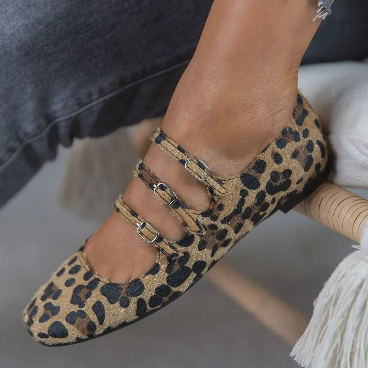 Dames Platte Schoenen met Luipaardprint, Drie Gespen en Ponyhaar Textuur