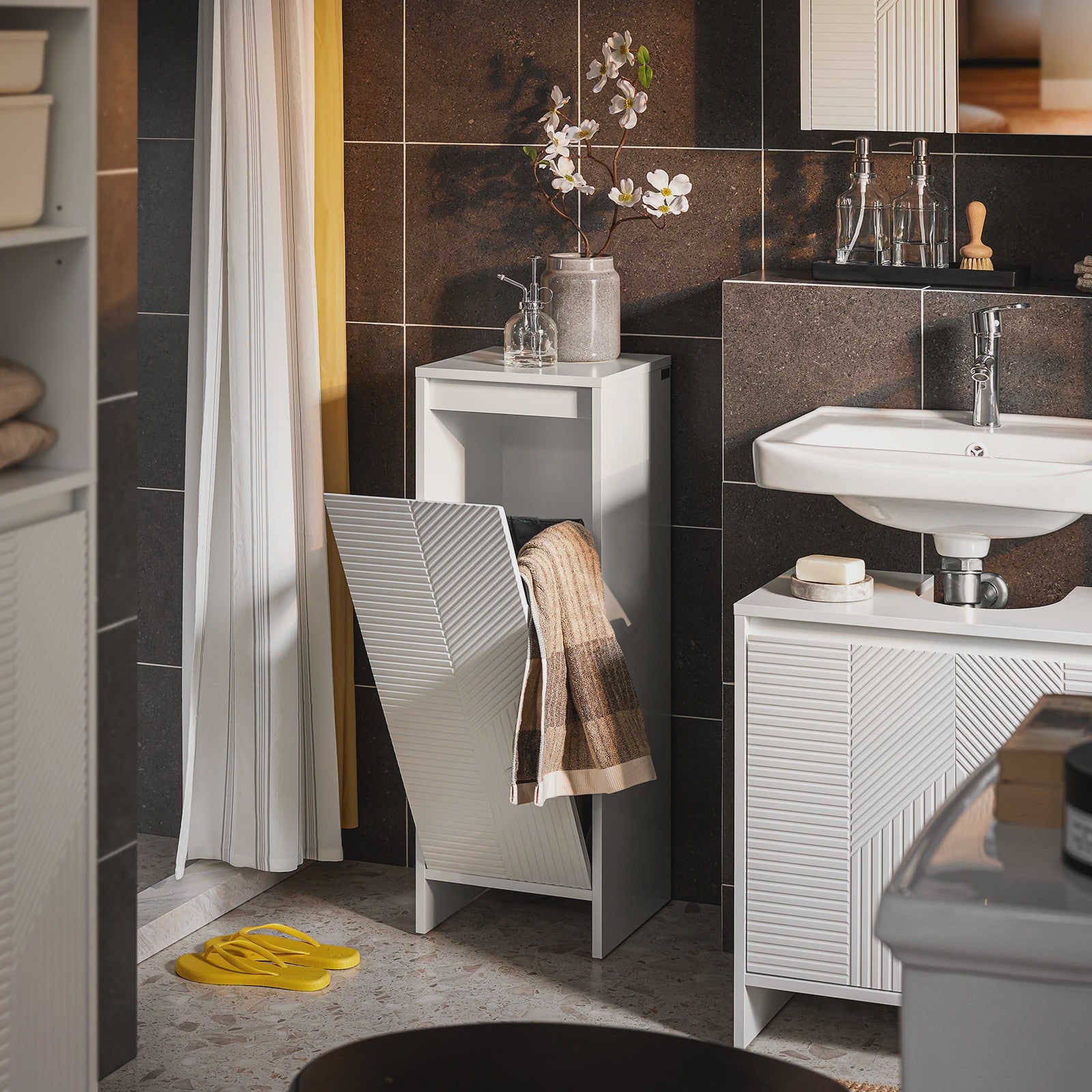 SoBuy Witte Wasgoedkast met Uitklapbare Waszak - Stijlvolle Badkamer Opberger