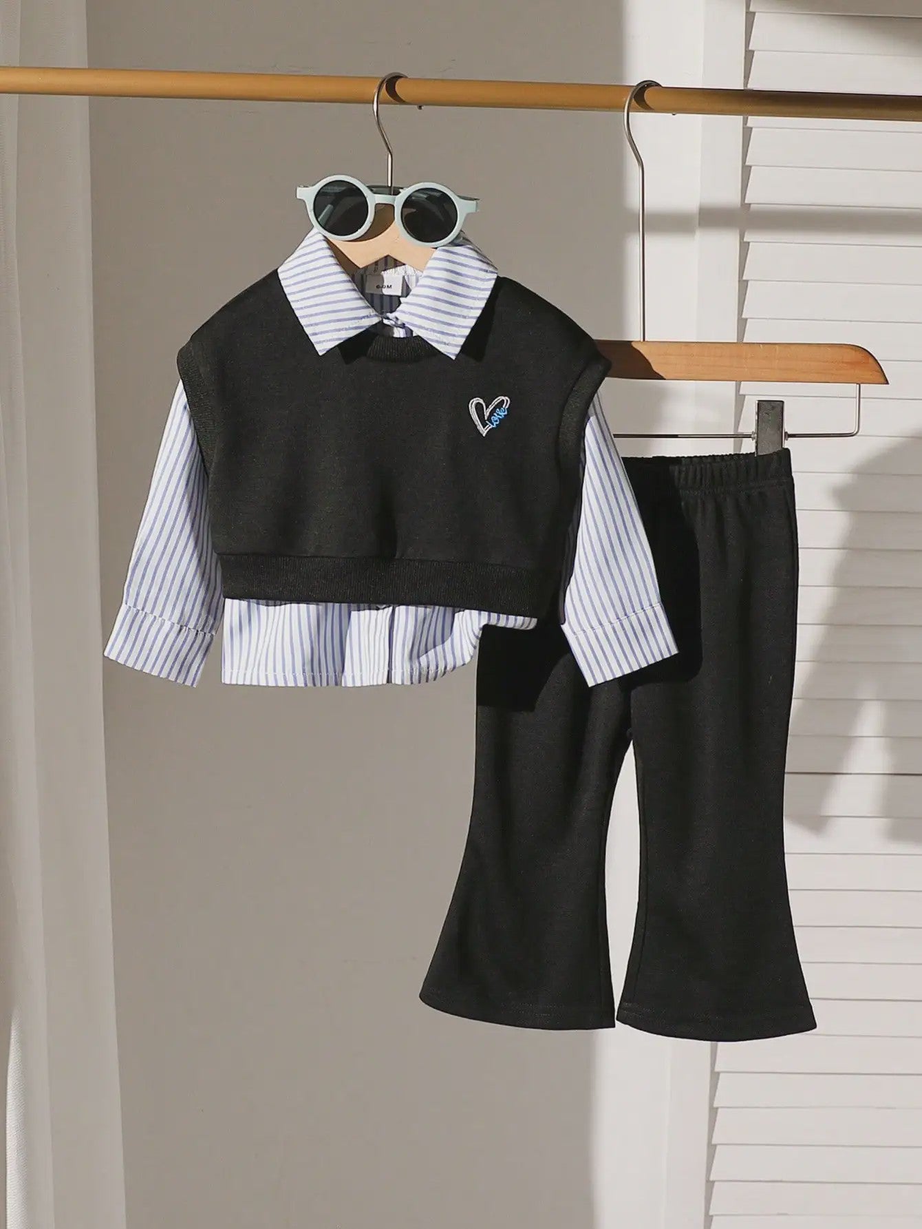 Schattige Baby Meisjes Set: Geborduurd Vest, Gestreept Shirt & Flared Broek