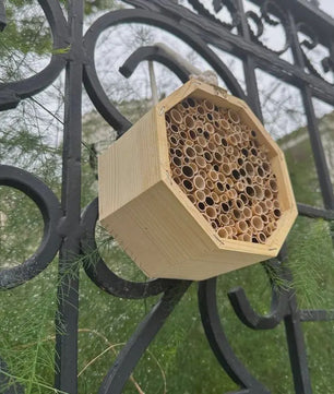 Houten Bijenhotel voor Tuin & Balkon - Vriendelijk voor Bijen en Vlinders