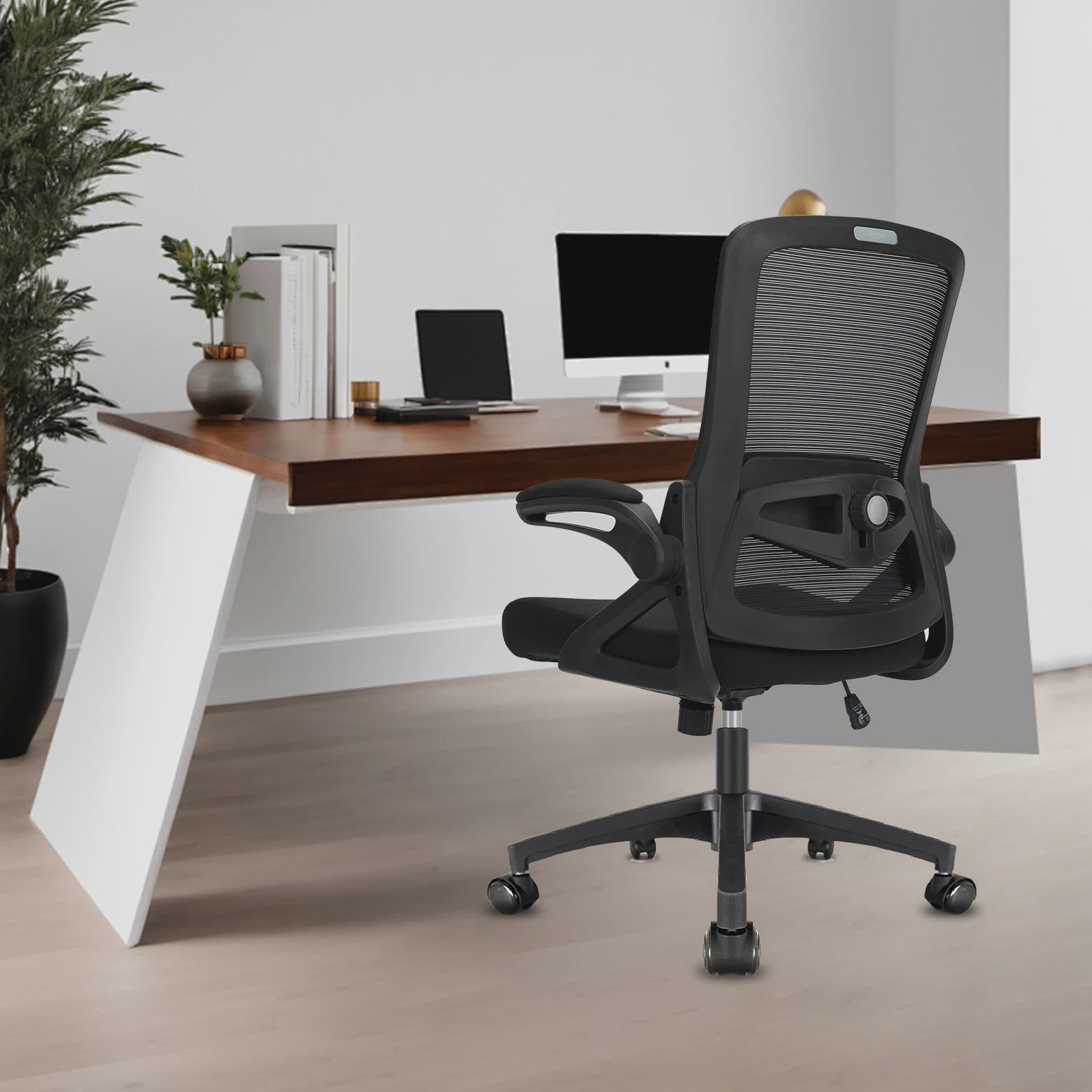 Ergonomische bureaustoel met 90° opklapbare armleuningen en lendensteun