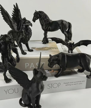 Set van 5 Unieke 3D Geprinte Zwarte Beeldjes: Weerwolf, Paard, Kat, Griffioen & Vleermuis