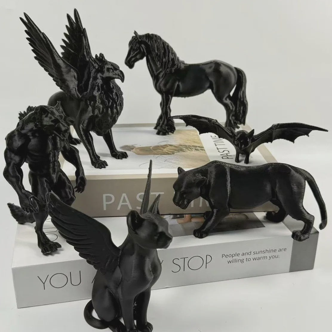 Set van 5 Unieke 3D Geprinte Zwarte Beeldjes: Weerwolf, Paard, Kat, Griffioen & Vleermuis