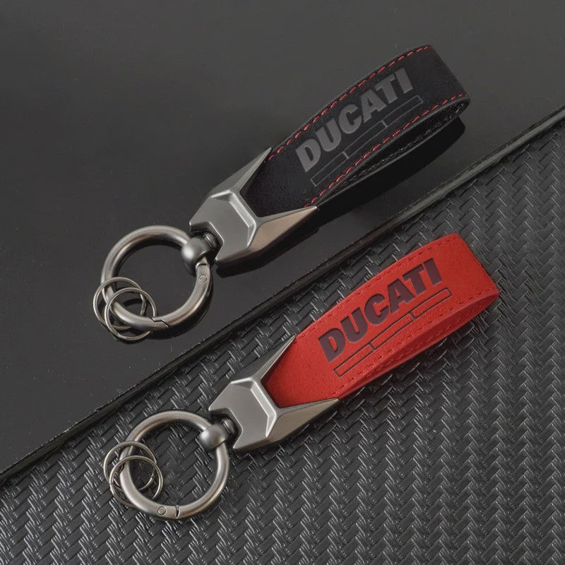 Luxe Suede Sleutelhangerhouder met Ducati Logo - Perfect Cadeau
