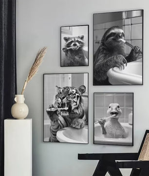 Grappige Zwart-Wit Canvas Poster: Schattige Dieren Poetsen Tanden - Muurdecoratie