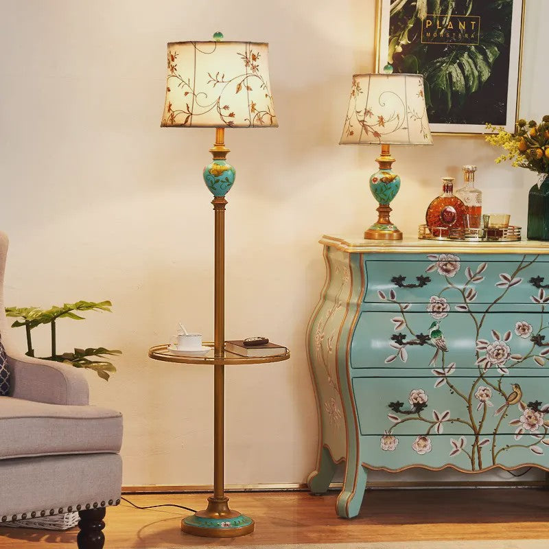 Luxe Retro Vloerlamp met Stoffen Kap en Handig Bijzettafeltje