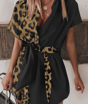 Dames Jurk met Leopard Print en Asymmetrische Kraag - Contrast Design