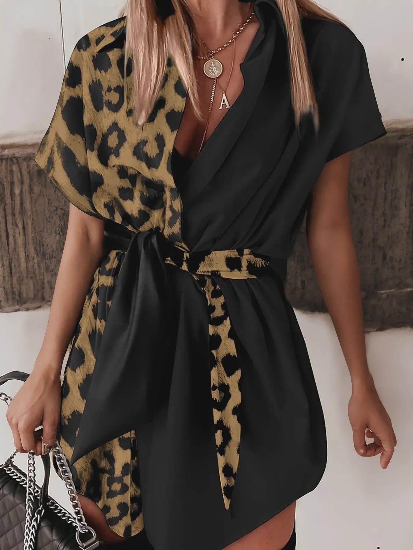 Dames Jurk met Leopard Print en Asymmetrische Kraag - Contrast Design