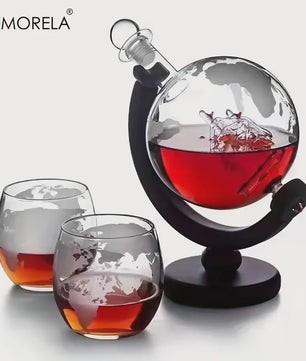 Luxe Whiskey Decanter Set in Wereldbol Design met Houten Standaard en 2 Glazen - 900ml