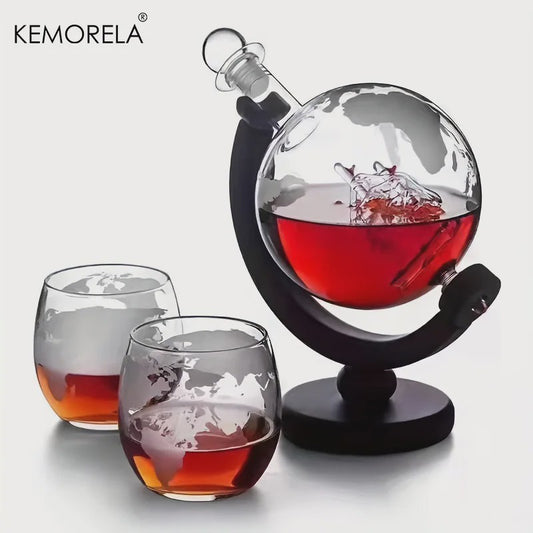 Luxe Whiskey Decanter Set in Wereldbol Design met Houten Standaard en 2 Glazen - 900ml