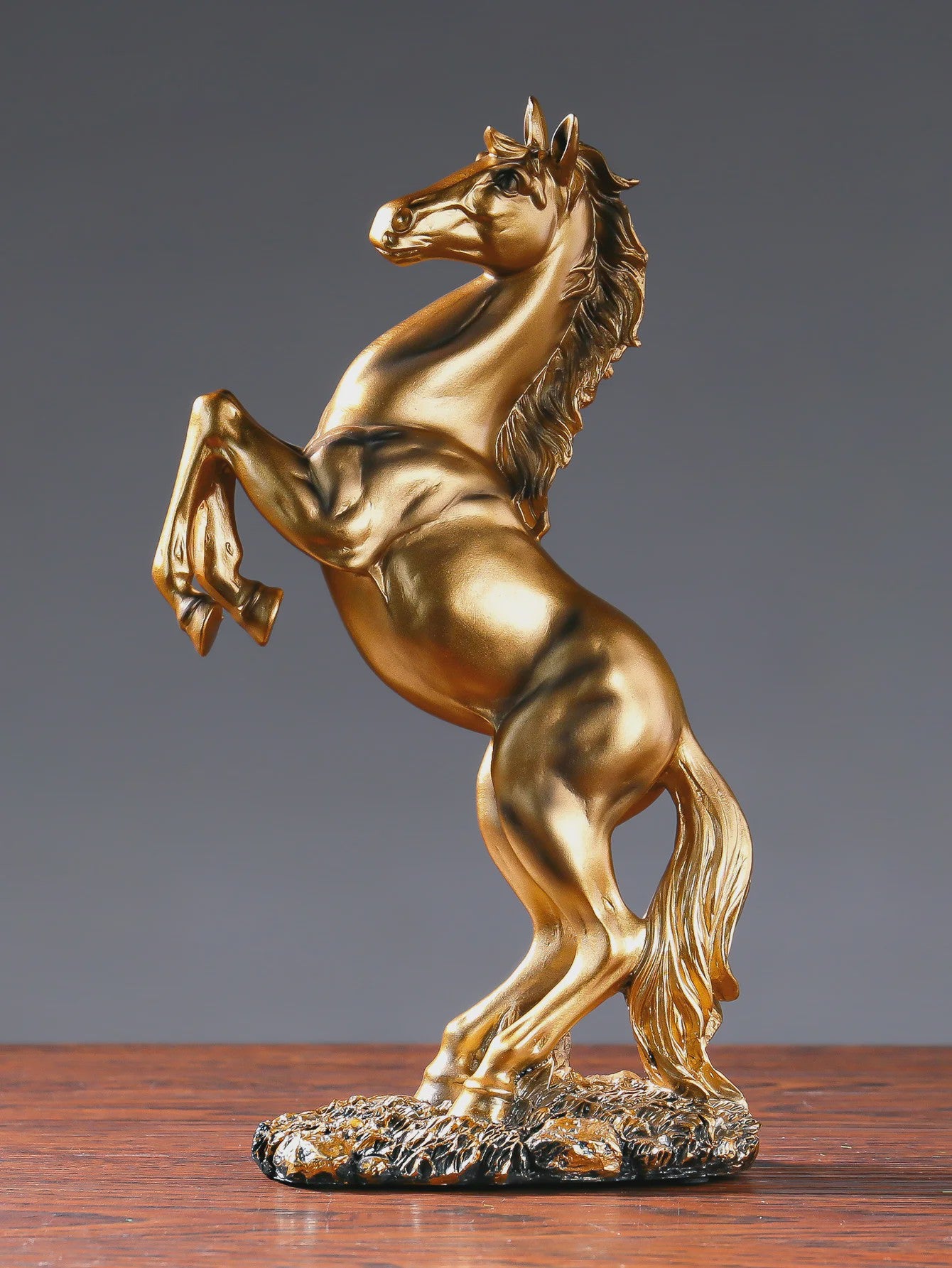 Luxe Winst Paard Statue - Stijlvolle Hars Decoratie voor Woonkamer, Kantoor & Bureau