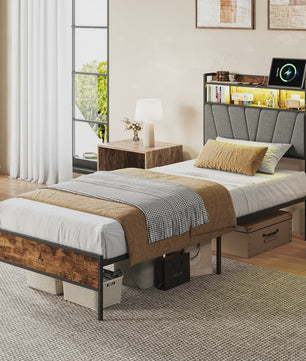 90x200cm Bedframe met LED Opberg Hoofdbord - Metaal & Hout - Gestoffeerd - Geen Boxspring Nodig