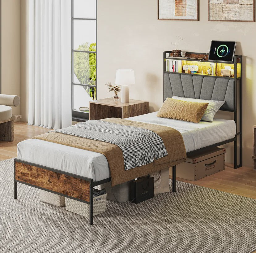 90x200cm Bedframe met LED Opberg Hoofdbord - Metaal & Hout - Gestoffeerd - Geen Boxspring Nodig