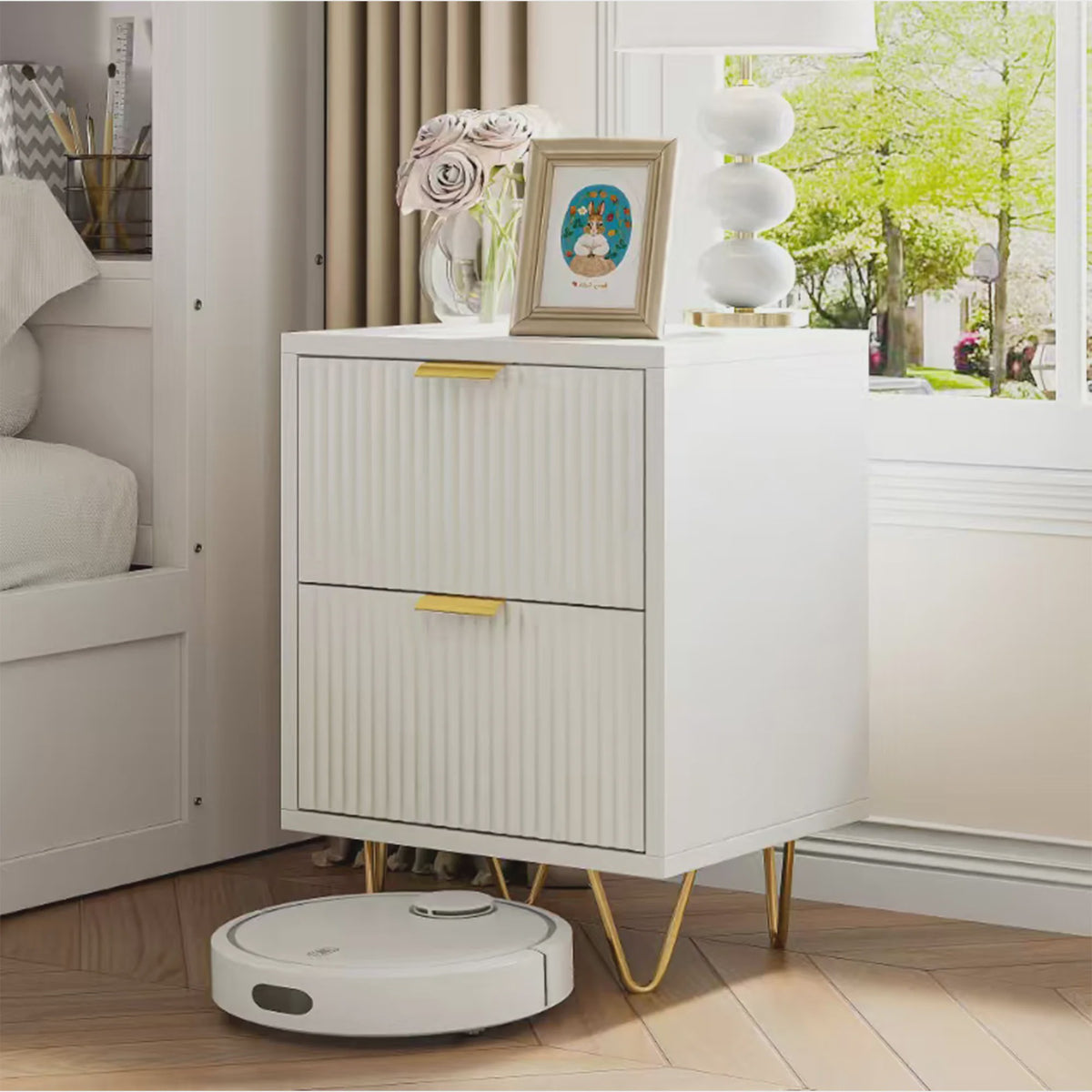 Moderne Witte Nachtkastje met 2 Lades en Gouden Poten - Scandinavisch Design