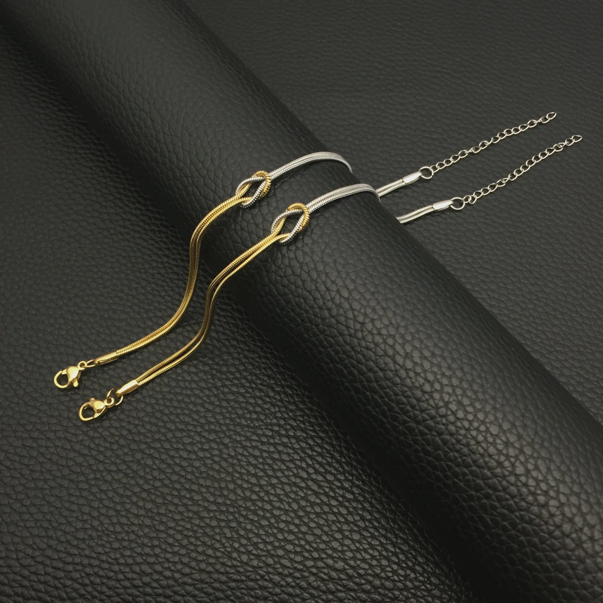 Dubbele Slangenketting Armband met Liefdesknoop - Roestvrij Staal Goudkleurig
