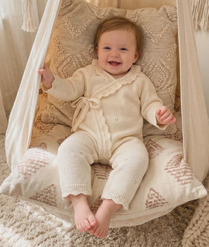 Gebreide Baby Romper met Kanten Rand en V-hals - Jumpsuit voor Jongens & Meisjes