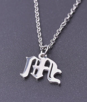 RVS Initiaal Ketting met Oude Engelse Letterhanger - 26 Letters, Perfect voor Hem, Haar of als Koppelkado