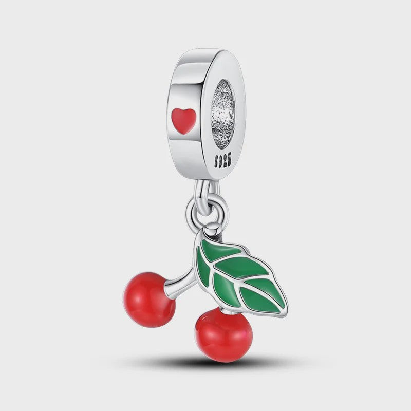 Zilverkleurige Fruit Bedels: Aardbei & Kers - Perfect voor DIY Armbanden