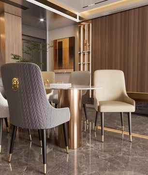 Set van 2 Luxe Eetkamerstoelen – PU Leer met Gouden Leeuwenkop Trekring – Hoge Getufte Rugleuning & Metalen Poten