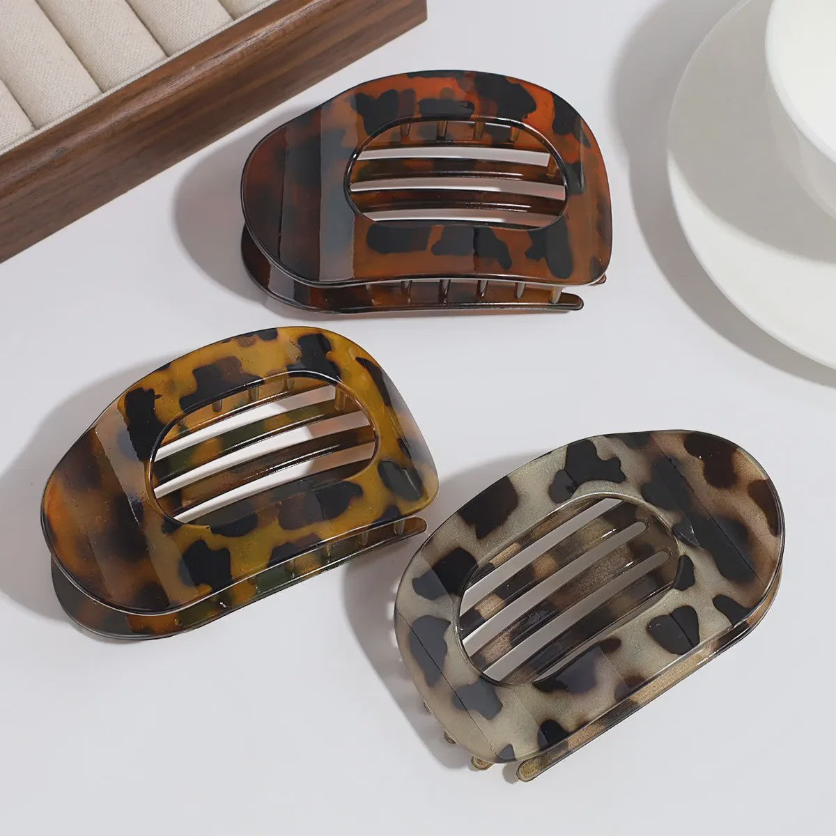 Moderne Ovalen Haarklem met Luipaardprint - Stijlvolle Acryl Haarclip voor Dames